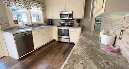 Spacious 5 bedroom, cozy home with private beach access!