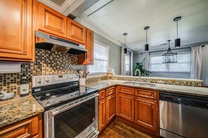 Kylskåp, mikrovågsugn, ugn och spishäll