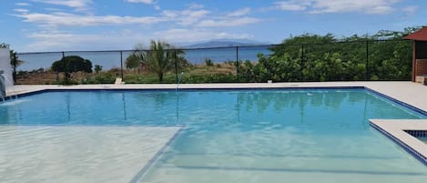 Una piscina al aire libre