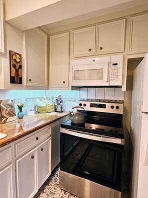 Refrigerador, microondas, horno, placa de cocina