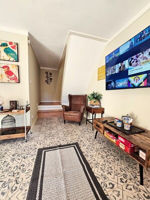 Smart TV - Secluded Two-Story Country Style Loft with Balcony & Free Parking in The Heights (Houston)