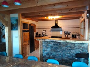 Een koelkast, een microgolfoven, een oven, een vaatwasser