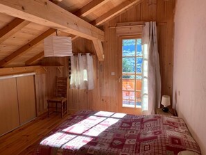 5 bedrooms, iron/ironing board, WiFi, bed sheets