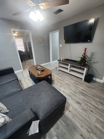 Living area. X Marks the Spot
3 Bedrooms, 4 Beds, 1 bathroom House. Newly remodeled.