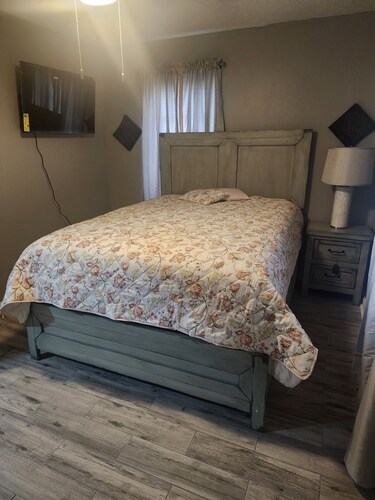 X Marks the Spot
3 Bedrooms, 4 Beds, 1 bathroom House. Newly remodeled.