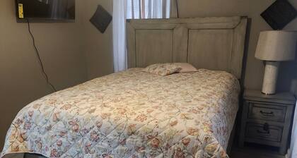 X Marks the Spot
3 Bedrooms, 4 Beds, 1 bathroom House. Newly remodeled.