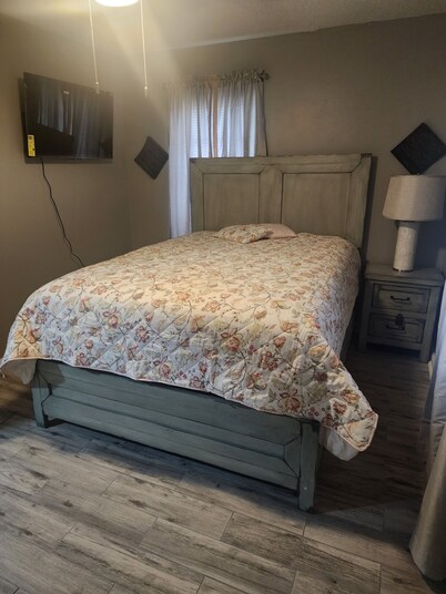 X Marks the Spot
3 Bedrooms, 4 Beds, 1 bathroom House. Newly remodeled.