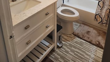 Toallas, jabón, shampoo, papel de baño