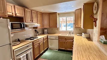 Jääkaappi, mikroaaltouuni, uuni, liesi