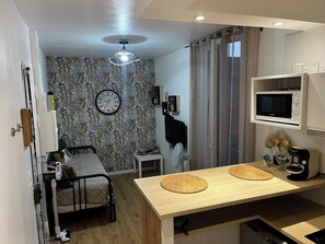 1 dormitorio, tabla de planchar con plancha, wifi y ropa de cama