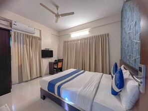 Deluxe Room | 1 bedroom, desk, soundproofing, iron/ironing board