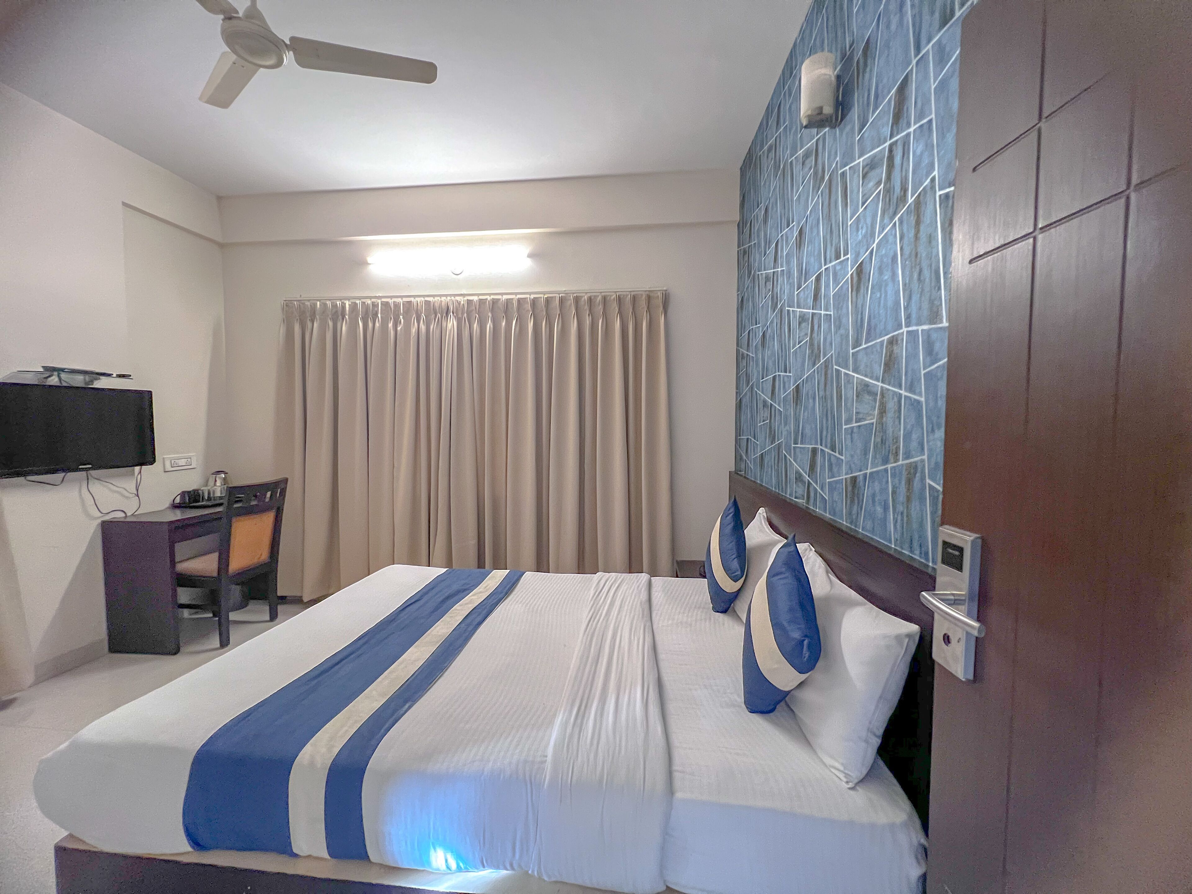 Deluxe Room | 1 bedroom, desk, soundproofing, iron/ironing board