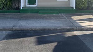 Um edifício de dois andares com uma placa que diz 'Wilmington Terrace'.
