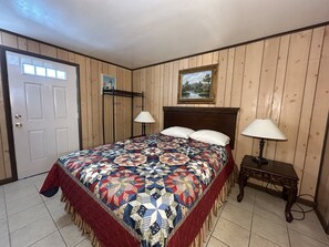 1 bedroom, desk, free WiFi, bed sheets - Willmington Terrace Queen Studio (Ocean City)