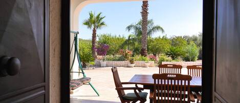 تناول الطعام بالخارج