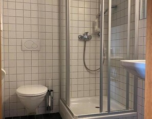 Kamar Double Basic | Kamar mandi | Shower, pengering rambut, jubah mandi, dan sandal