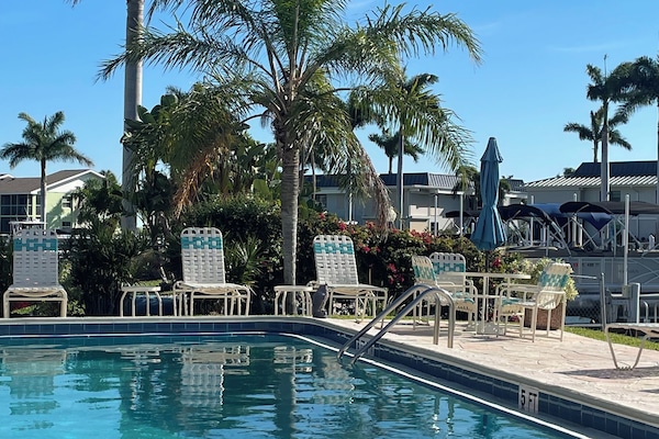 Lounge + Deck- simply gorgeous! Fresh Gulf breeze.