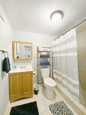 Serviettes fournies, shampoing, papier toilette