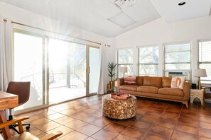 Una televisión, una chimenea