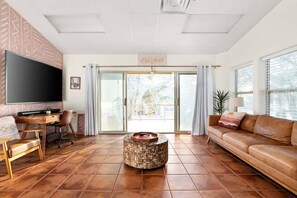 Una televisión, una chimenea