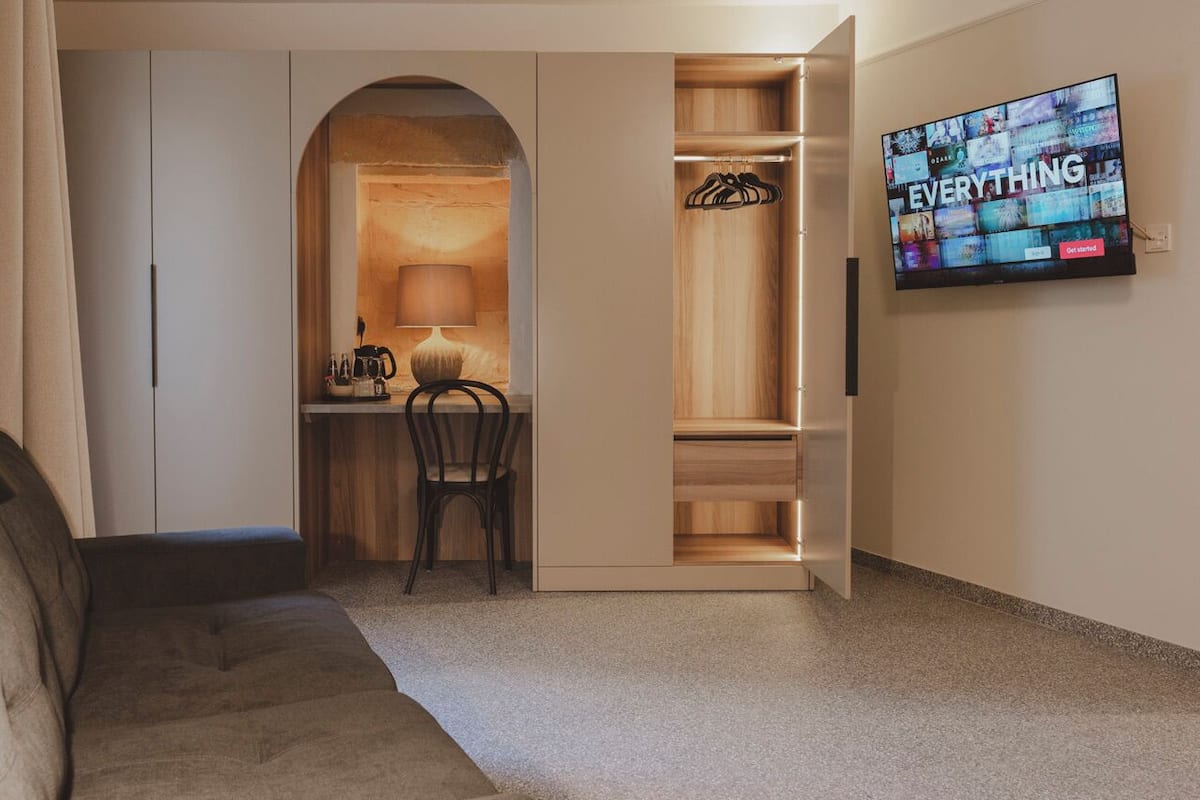 Superior Triple Room, 1 Bedroom, Balcony, Courtyard View | Cadar kapas Mesir, peralatan tempat tidur premium, katil Tempur-Pedic