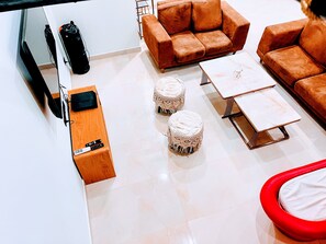 Een smart-tv, een open haard, videogames en een tafeltennistafel