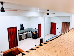 Réfrigérateur, micro-ondes, plaque de cuisson, cafetière/bouilloire