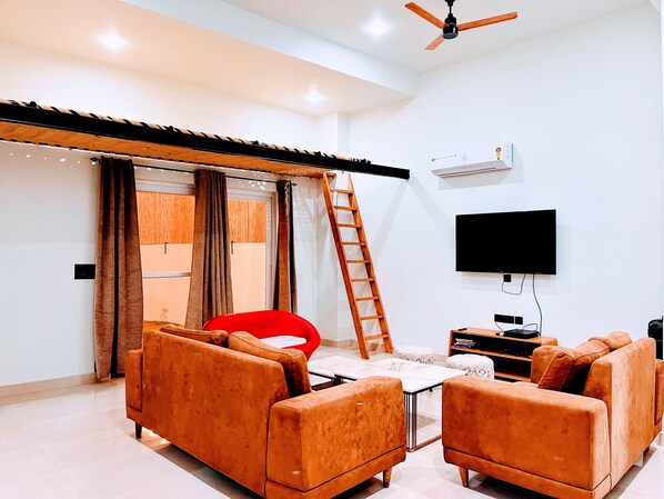 Een smart-tv, een open haard, videogames en een tafeltennistafel