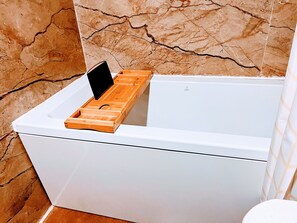 Een douche, een haardroger, een bidet, handdoeken