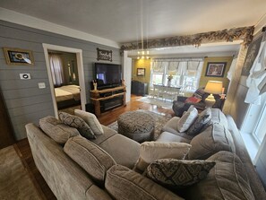 TV connectée, lecteur de DVD, livres