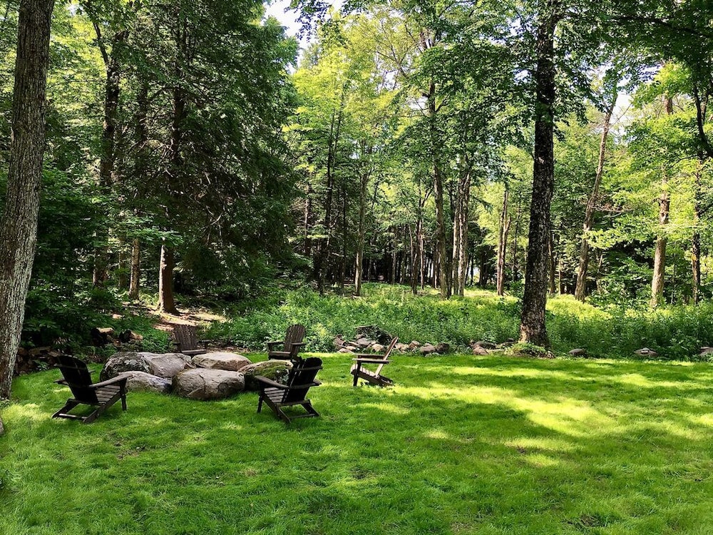 Relaxing retreat Lake HotTub Firepit Gameroom Pet Friendly sleeps 10 Sullivan