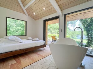 5 Schlafzimmer, Zimmersafe, Schreibtisch, Bügeleisen/Bügelbrett