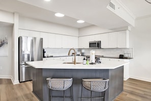 Geladeira, micro-ondas, fogão, cooktop