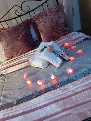 2 makuuhuonetta, vauvan matkasänky, vuodevaatteet