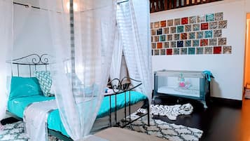 2 bedrooms, travel crib, bed sheets