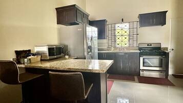 Kjøleskap, mikrobølgeovn, ovn og kokeplater