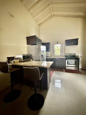 Een koelkast, een microgolfoven, een oven, een kookplaat