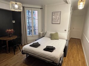 2 sovrum, skrivbord, strykjärn/strykbräda och resesäng