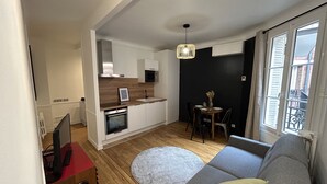 Eine moderne Wohnung mit Küche, Essbereich und Wohnzimmer.