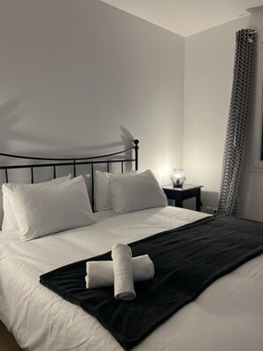 4 bedrooms, iron/ironing board, free WiFi, bed sheets