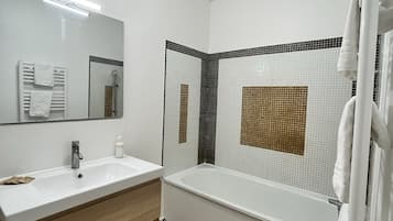 Dusche, Haartrockner, Handtücher, Seife