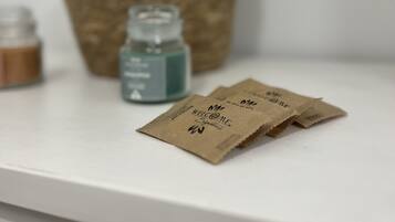 Douche, sĂšche-cheveux, serviettes fournies, savon