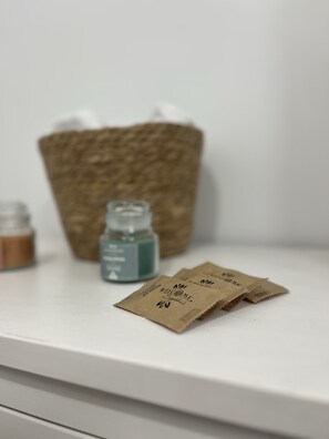 Een douche, een haardroger, handdoeken, zeep