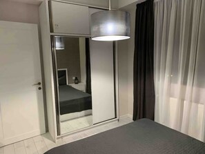 1 habitación, tabla de planchar con plancha, wifi y ropa de cama 