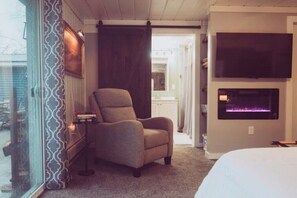 3 bedrooms, iron/ironing board, WiFi, bed sheets - RIVERfront Pickleball-Pets-patio- Basketball-kayak (Free Soil)