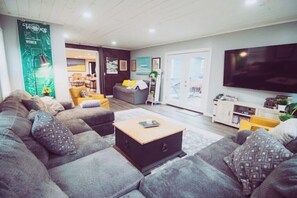 Fireplace - RIVERfront Pickleball-Pets-patio- Basketball-kayak (Free Soil)