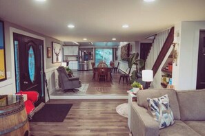 Interior - RIVERfront Pickleball-Pets-patio- Basketball-kayak (Free Soil)