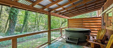 Outdoor spa tub