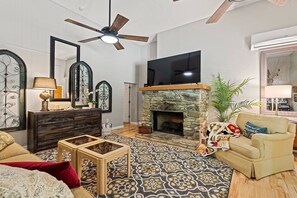 Smart TV y chimenea 