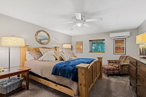 2 bedrooms, desk, iron/ironing board, free WiFi - Cozy Creek Getaway-Romantic Escape, Hot Tub (Maggie Valley)